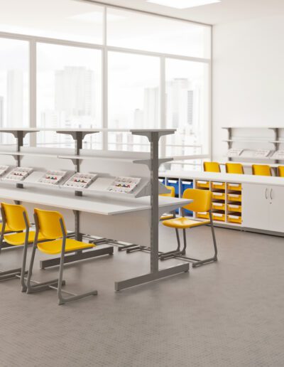 Produtos na imagem: Bancadas de robótica modular, cadeiras 4321, armário 9022, estantes setbox e divisórias SBDV02.