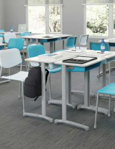 Produtos na imagem: Mesas individuais 7008, cadeiras 4711, mesa de professor 70322 e lousas modulares Wallvision.